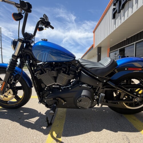 2024 Harley-Davidson® Street Bob® 114 Blue Burst thumb 2