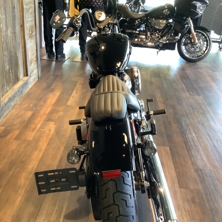 Harley-Davidson® Street Bob® 2026 FXBB S16-26 Vivid Black Chrome Cast Wheels thumb 1