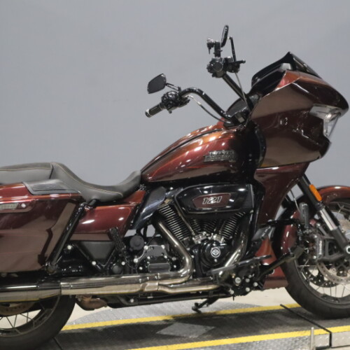 2024 Harley-Davidson<sup>®</sup> CVO™ Road Glide<sup>®</sup> FLTRXSE thumb 2