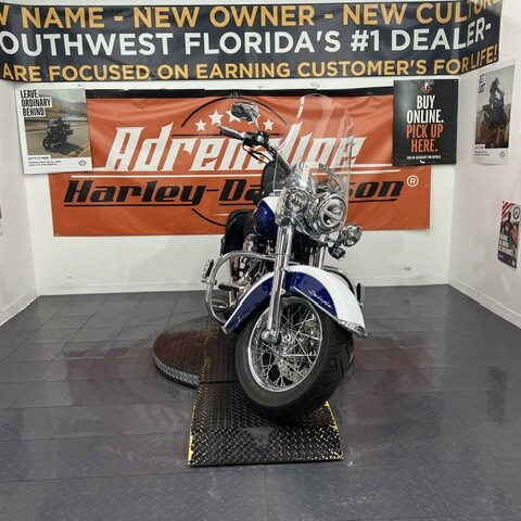 2007 Harley-Davidson® Softail® Deluxe White Gold Pearl & Deep Cobalt Pearl thumb 2