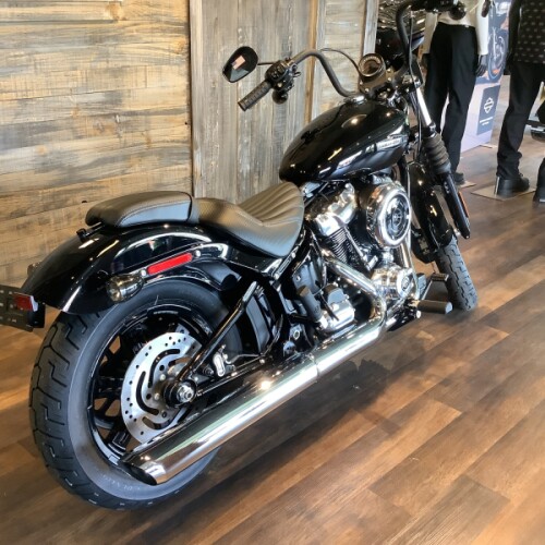Harley-Davidson® Street Bob® 2026 FXBB S16-26 Vivid Black Chrome Cast Wheels thumb 2