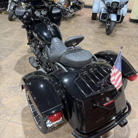 2023 Harley-Davidson® Road Glide® 3 Vivid Black thumb 2
