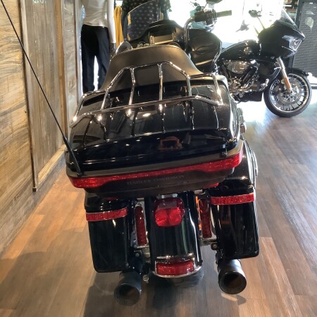 Harley-Davidson® Road Glide® Ultra 2016 FLTRU U879-16 Vivid Black thumb 2