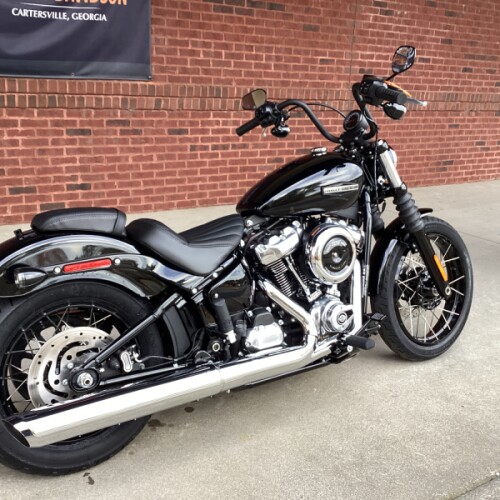 2026 Harley-Davidson® Street Bob® Vivid Black Chrome Two-Up Laced Wheels thumb 2