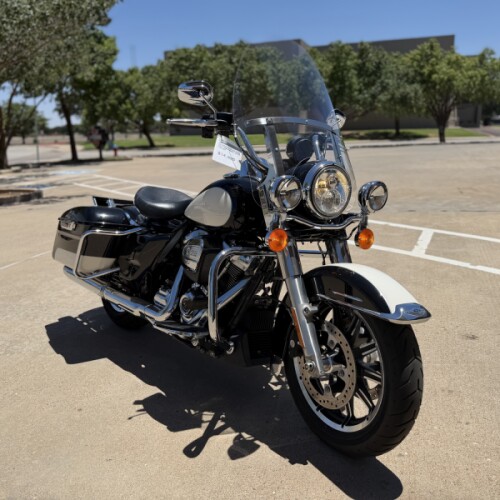 2022 Police Road King Vivid Black / Birch White / Silver pinstripe thumb 2