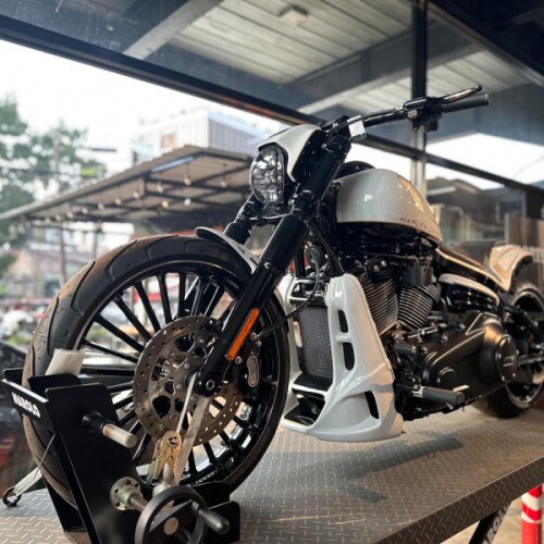 2023 Harley-Davidson® Breakout™ 117 White Pearl thumb 3