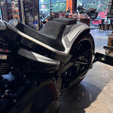 2023 Harley-Davidson® Breakout™ 117 White Pearl thumb 1