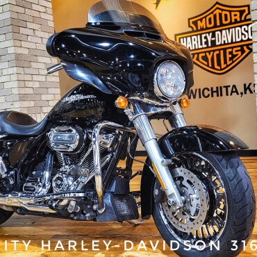 2017 Harley-Davidson® Street Glide®, FLHX thumb 2