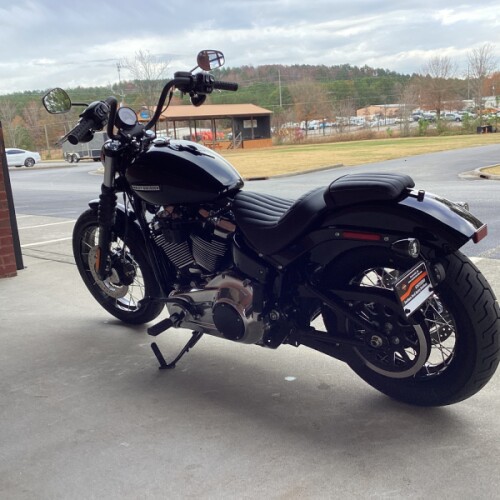 2026 Harley-Davidson® Street Bob® Vivid Black Chrome Two-Up Laced Wheels thumb 0