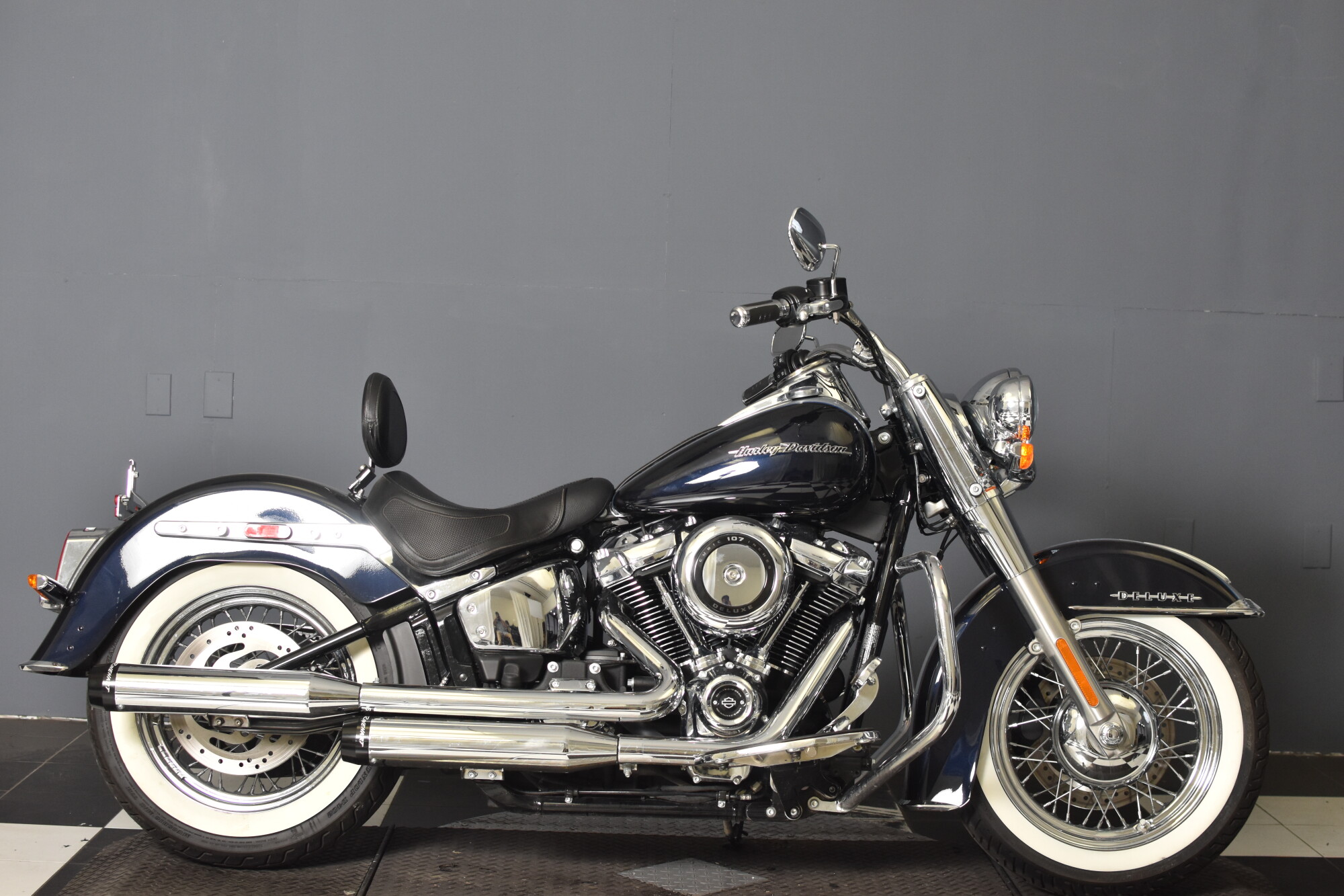 2019 Harley-Davidson® Deluxe Midnight Blue/Barracuda Silver
