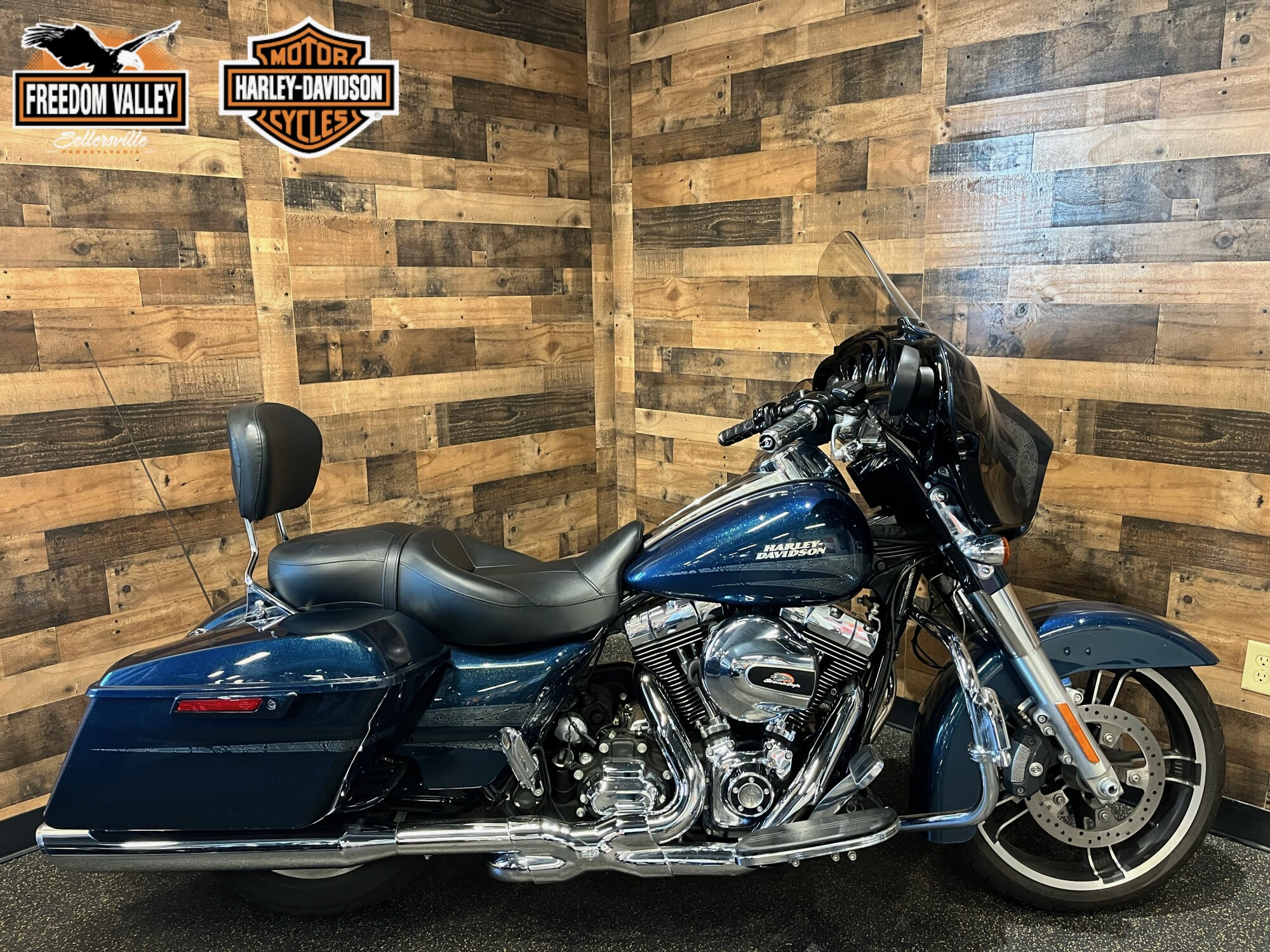 2016 Harley-Davidson® Street Glide® Special Custom Colour Cosmic Blue Pearl FLHXS