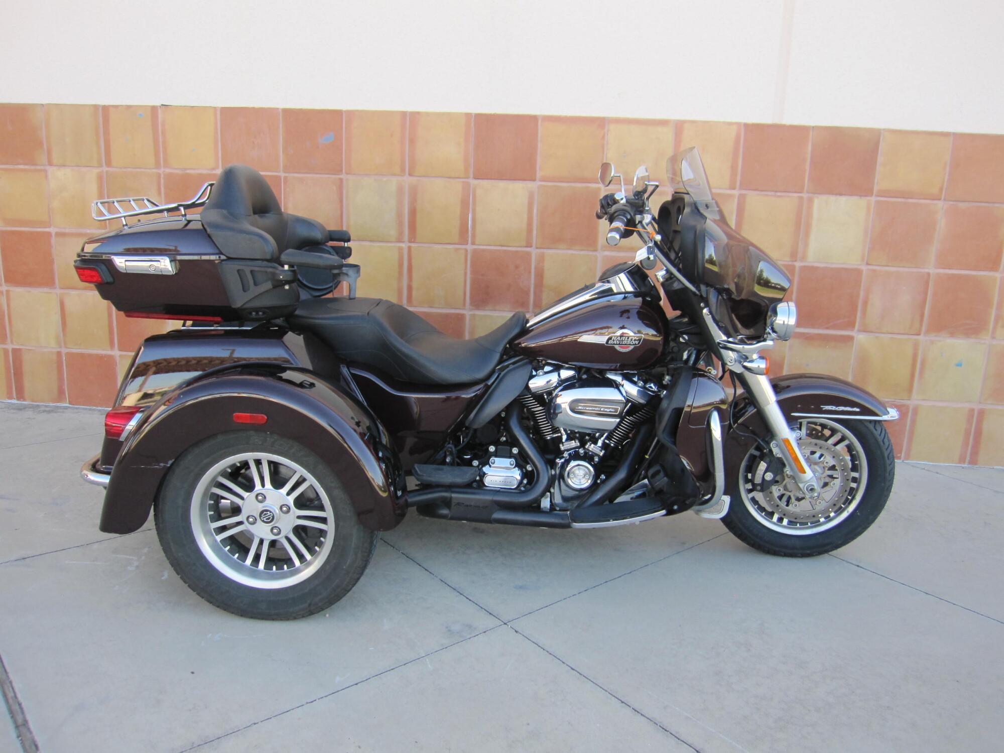 2022 Harley-Davidson® Tri Glide® Ultra MDNT CRMSON/BLK W/PS
