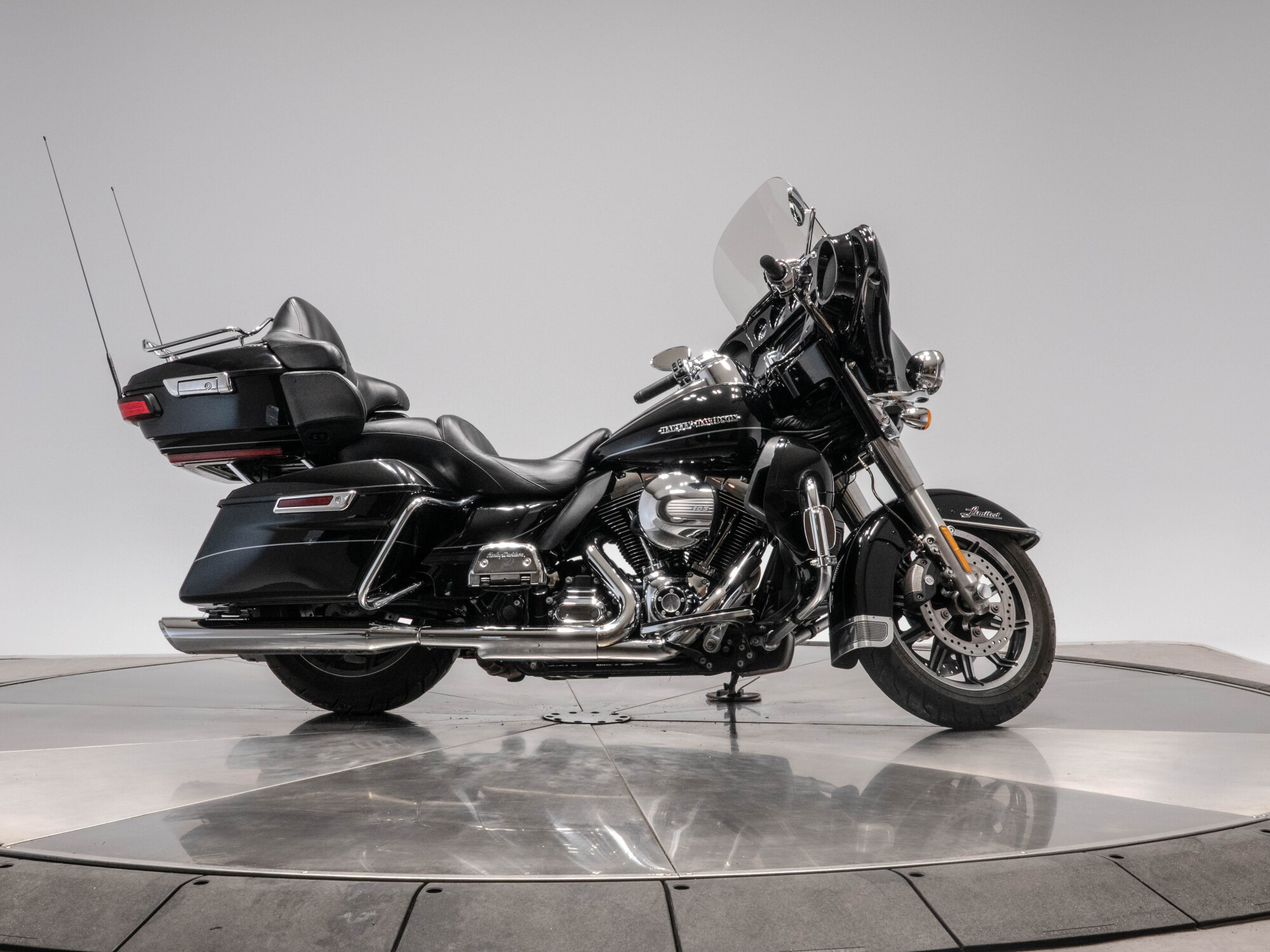 2015 HARLEY-DAVIDSON FLHTK LIMITED in Vivid Black