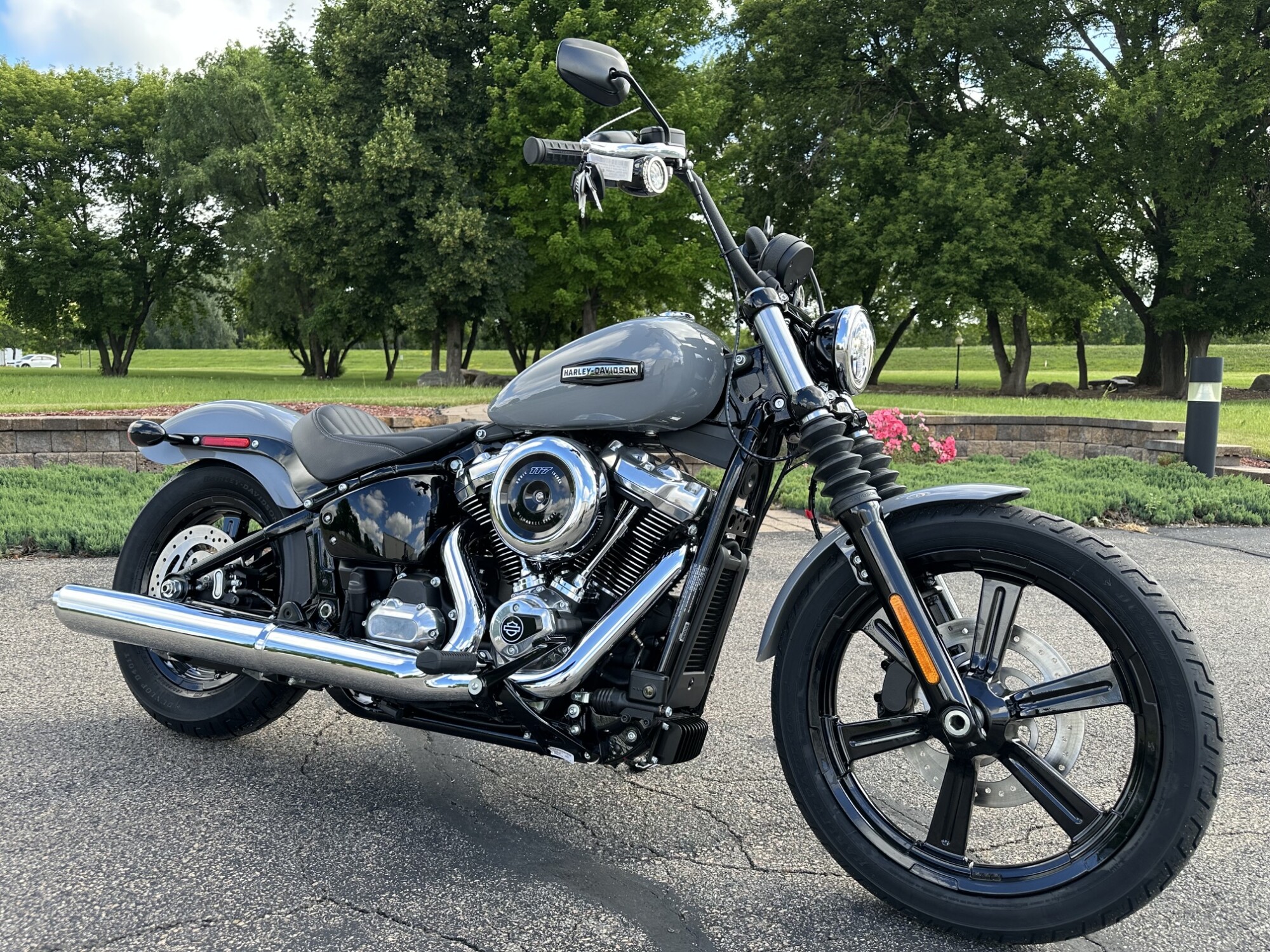 2026 Harley-Davidson® Street Bob® Dark Billiard Gray Chrome Cast Wheels