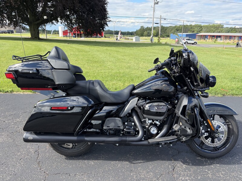 2023 Harley-Davidson® Ultra Limited Vivid Black - Black Finish