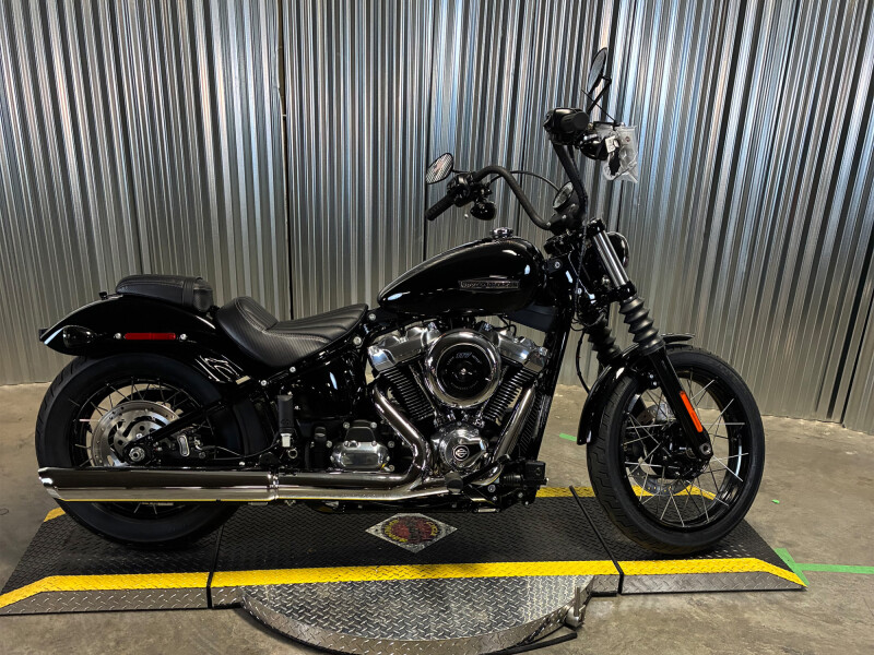 2026 Harley-Davidson® Street Bob® Vivid Black Chrome Cast Wheels