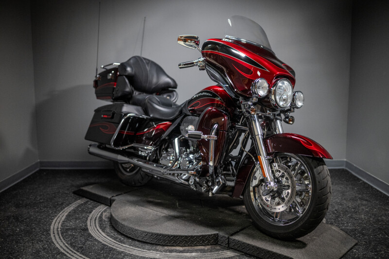 2013 CVO™ Ultra Classic® Electra Glide® (FLHTCUSE8)