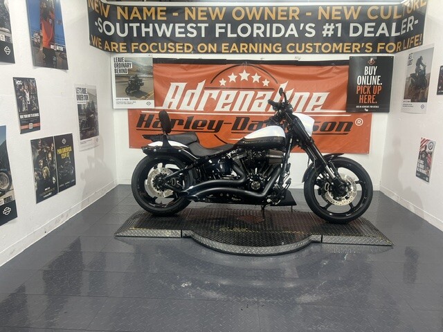 2017 Harley-Davidson® CVO™ Pro Street Breakout® White Gold Pearl/Starfire Black