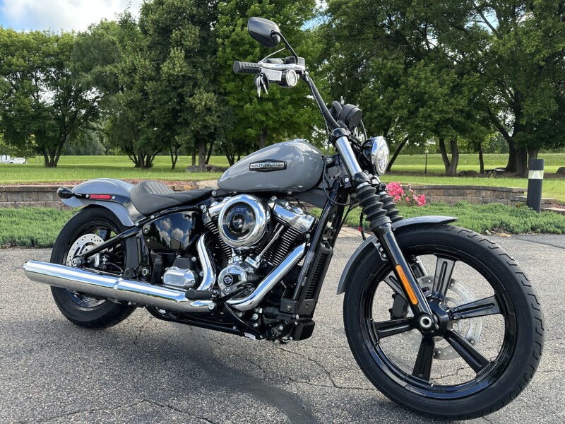 2026 Harley-Davidson® Street Bob® Dark Billiard Gray Chrome Cast Wheels