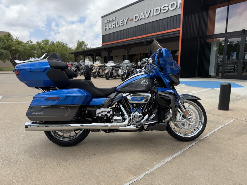 2026 Harley-Davidson® CVO Street Glide Limited Electric Coast CVO Two-Tone