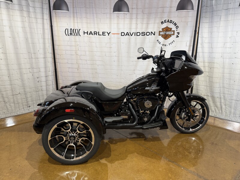 2026 Harley-Davidson® Road Glide 3 Vivid Black