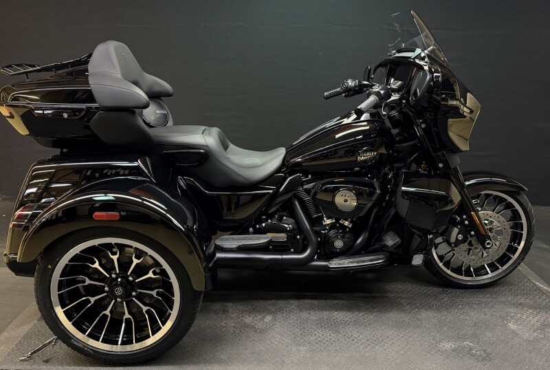 Harley-Davidson® Street Glide 3 Limited 2026 FLHLT VIVID BLACK