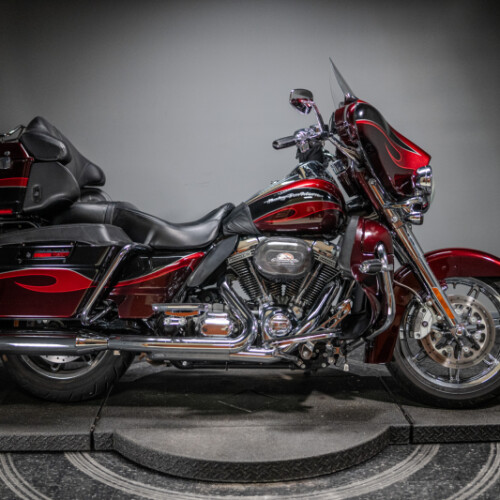 2013 CVO™ Ultra Classic® Electra Glide® (FLHTCUSE8) thumb 3