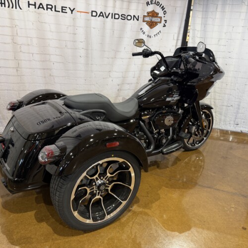 2026 Harley-Davidson® Road Glide 3 Vivid Black thumb 3