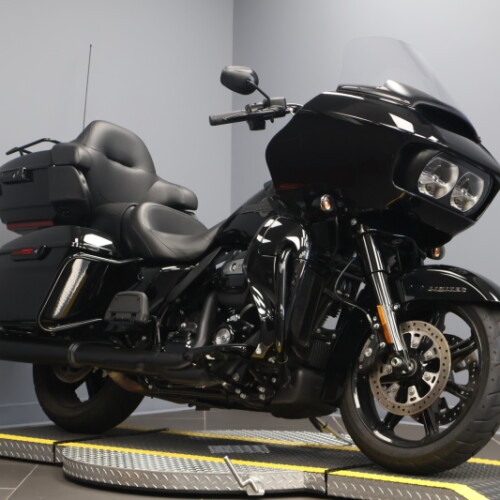 2024 Harley-Davidson® Road Glide® Limited Vivid Black thumb 3