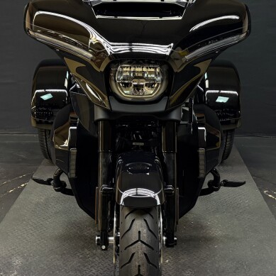 Harley-Davidson® Street Glide 3 Limited 2026 FLHLT VIVID BLACK thumb 2