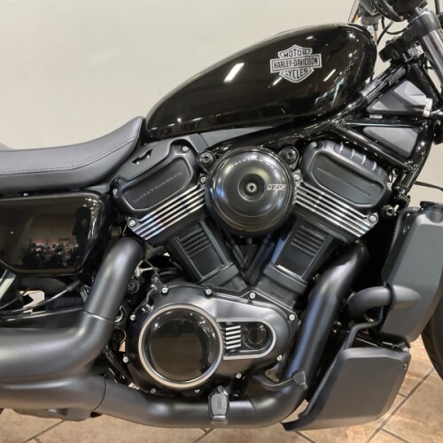 2026 Harley-Davidson® RH975 Nightster® Vivid Black Black Trim thumb 3
