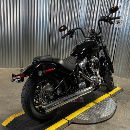 2026 Harley-Davidson® Street Bob® Vivid Black Chrome Cast Wheels thumb 3