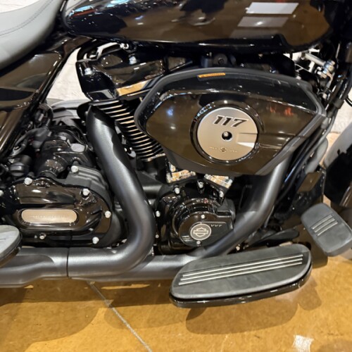 2026 Harley-Davidson® Road Glide 3 Vivid Black thumb 2