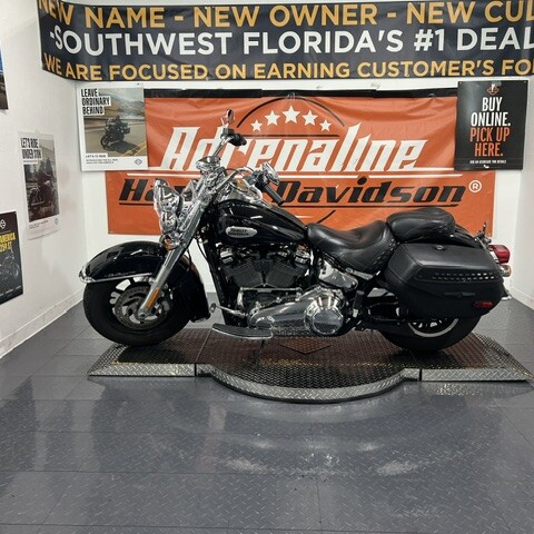 2022 Harley-Davidson® Heritage Classic 114 Vivid Black (Chrome Finish w/ Laced Wheels) thumb 3
