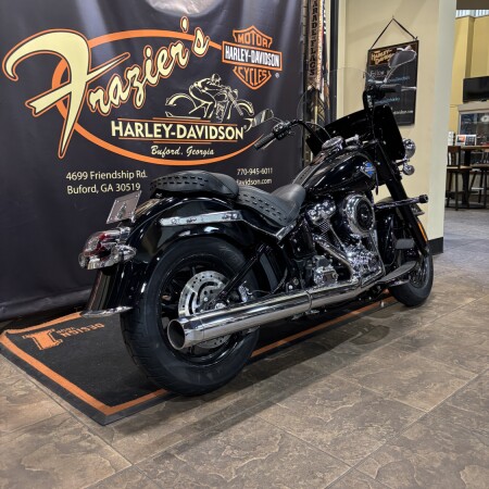 2025 Harley-Davidson® Heritage Classic VIVID BLACK W/ PINSTRIPE thumb 2