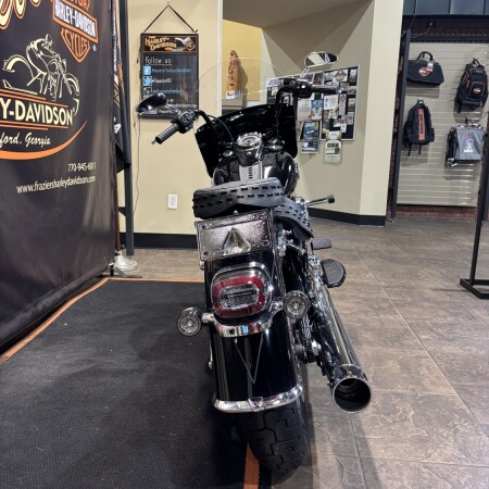 2025 Harley-Davidson® Heritage Classic VIVID BLACK W/ PINSTRIPE thumb 0