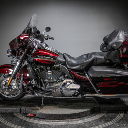 2013 CVO™ Ultra Classic® Electra Glide® (FLHTCUSE8) thumb 2