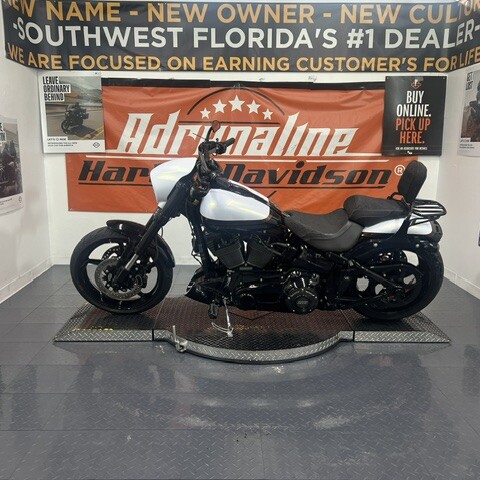 2017 Harley-Davidson® CVO™ Pro Street Breakout® White Gold Pearl/Starfire Black thumb 3