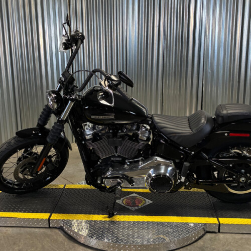 2026 Harley-Davidson® Street Bob® Vivid Black Chrome Cast Wheels thumb 1