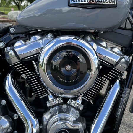 2026 Harley-Davidson® Street Bob® Dark Billiard Gray Chrome Cast Wheels thumb 3