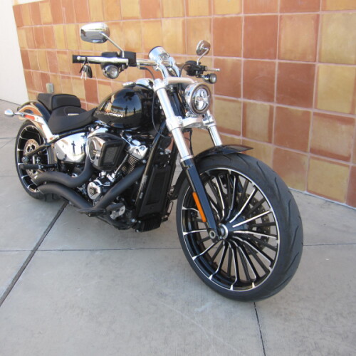 2025 Harley-Davidson® Breakout® Vivid Black thumb 3