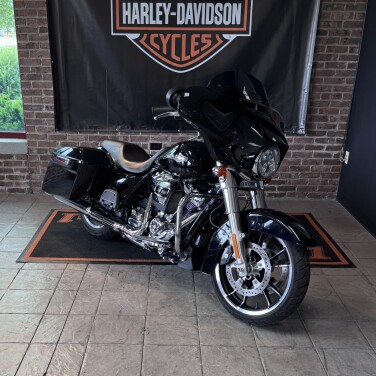 2021 Harley-Davidson® Street Glide® Vivid Black thumb 3