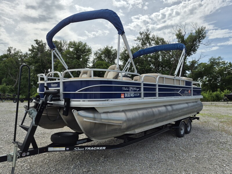 2016 Suntracker 24 Fishing Barge Tritoon~200Hp & Tandem Trailer 