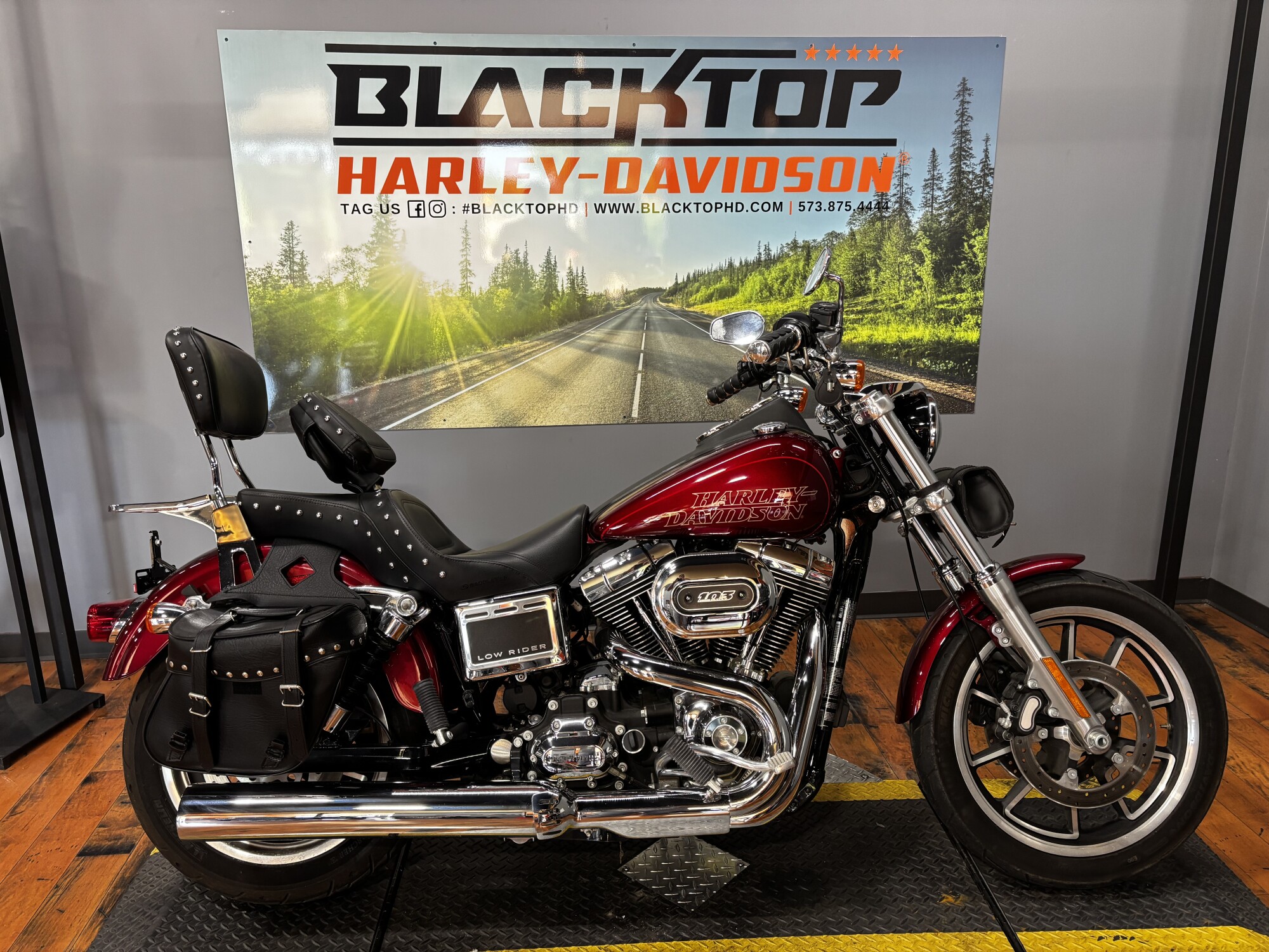 2017 Harley-Davidson® Low Rider® VELOCITY RED W/PINSTRIPE