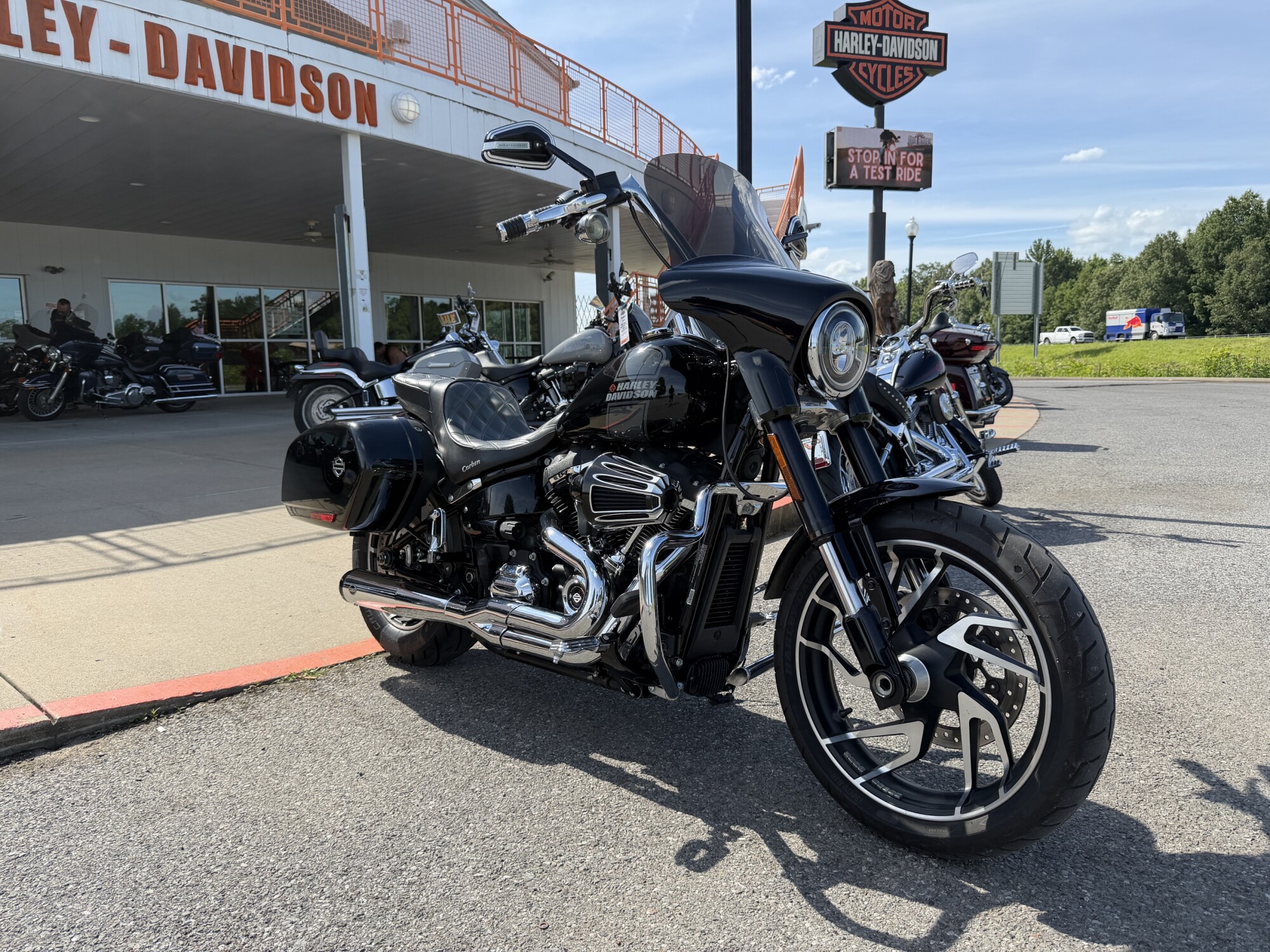 2021 Harley-Davidson® Sport Glide® Vivid Black Deluxe