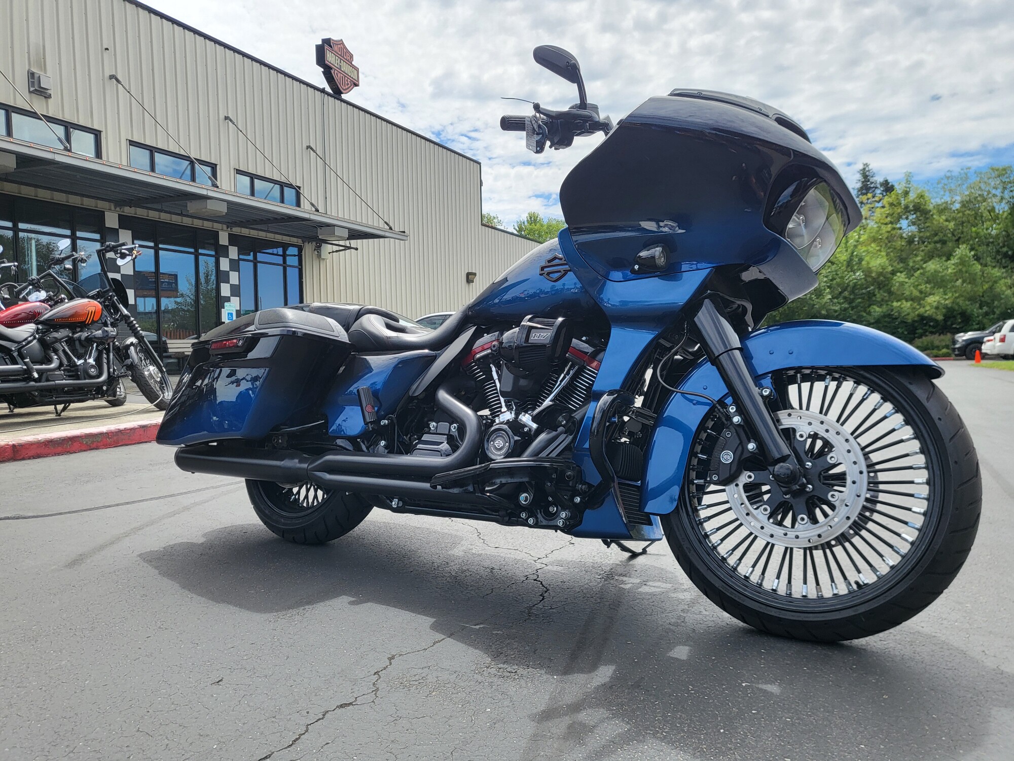 2019 Harley-Davidson® CVO™ Road Glide® Mako Shark Fade