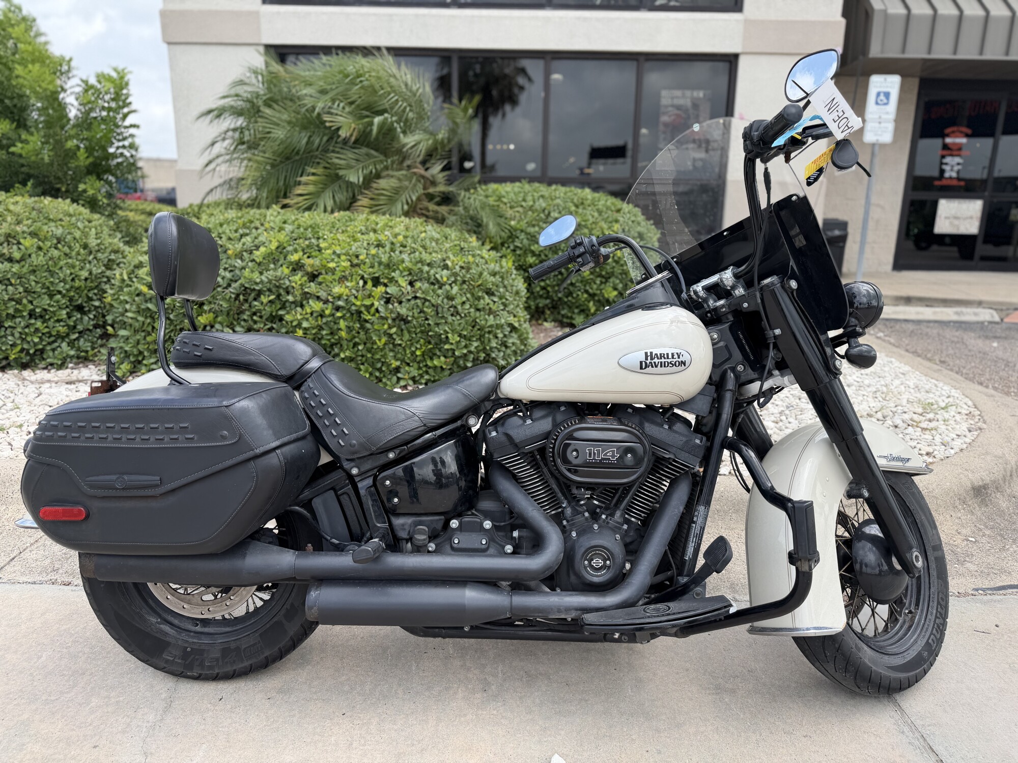 2022 Harley-Davidson® Heritage Classic 114 White Sand Pearl (Black Finish w/Cast Wheels)