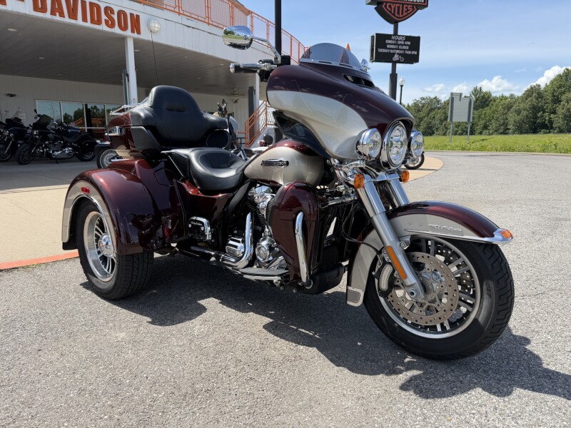 2018 Harley-Davidson® Tri Glide® Ultra Twisted Cherry/Silver Fortune