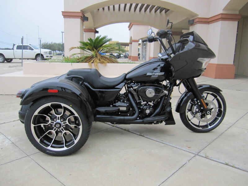 2026 Harley-Davidson® Road Glide 3 Vivid Black