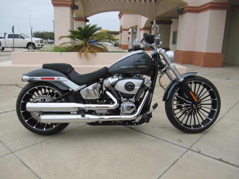 2026 Harley-Davidson® Breakout® Iron Horse Metallic Chrome Trim